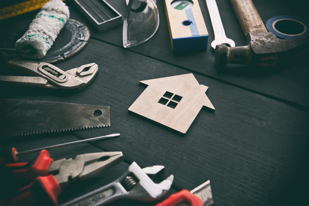 Professioneller Handwerker führt Kleinreparaturen in einem Wohnhaus in Taunusstein durch